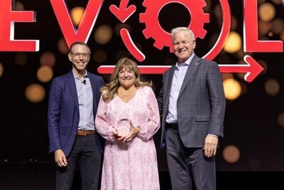 Deb Defer accepts the 2024 Innovation Award at the BDO evolve conference